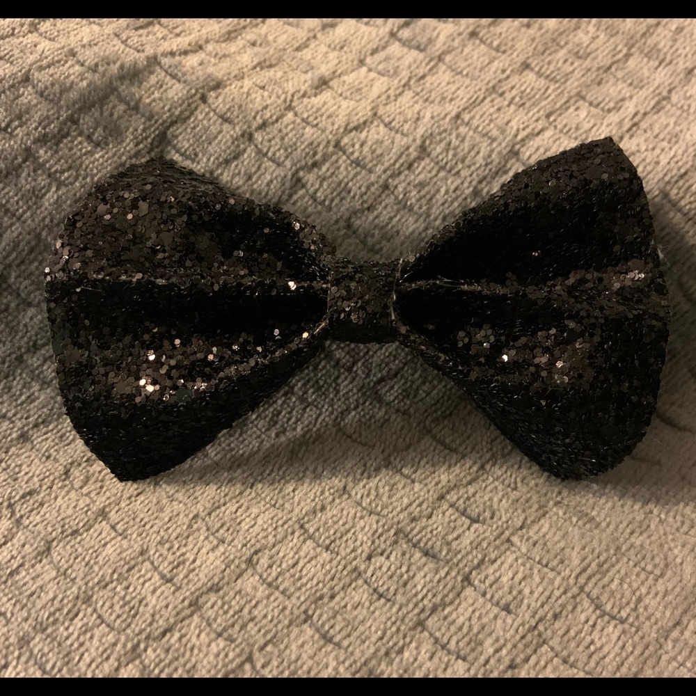 Black pinch bows
